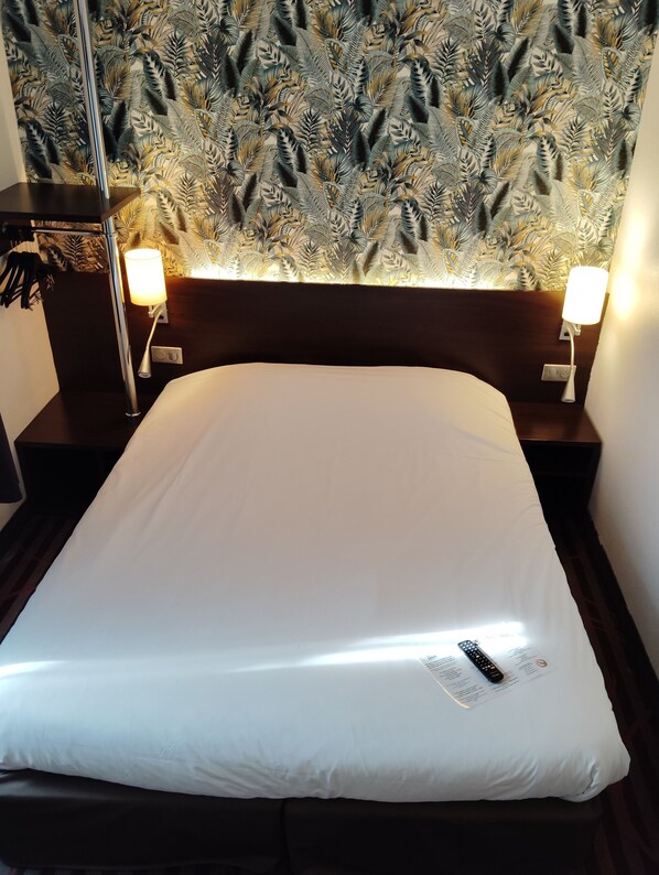 Escritorio, sistema de insonorización, wifi gratis y ropa de cama 