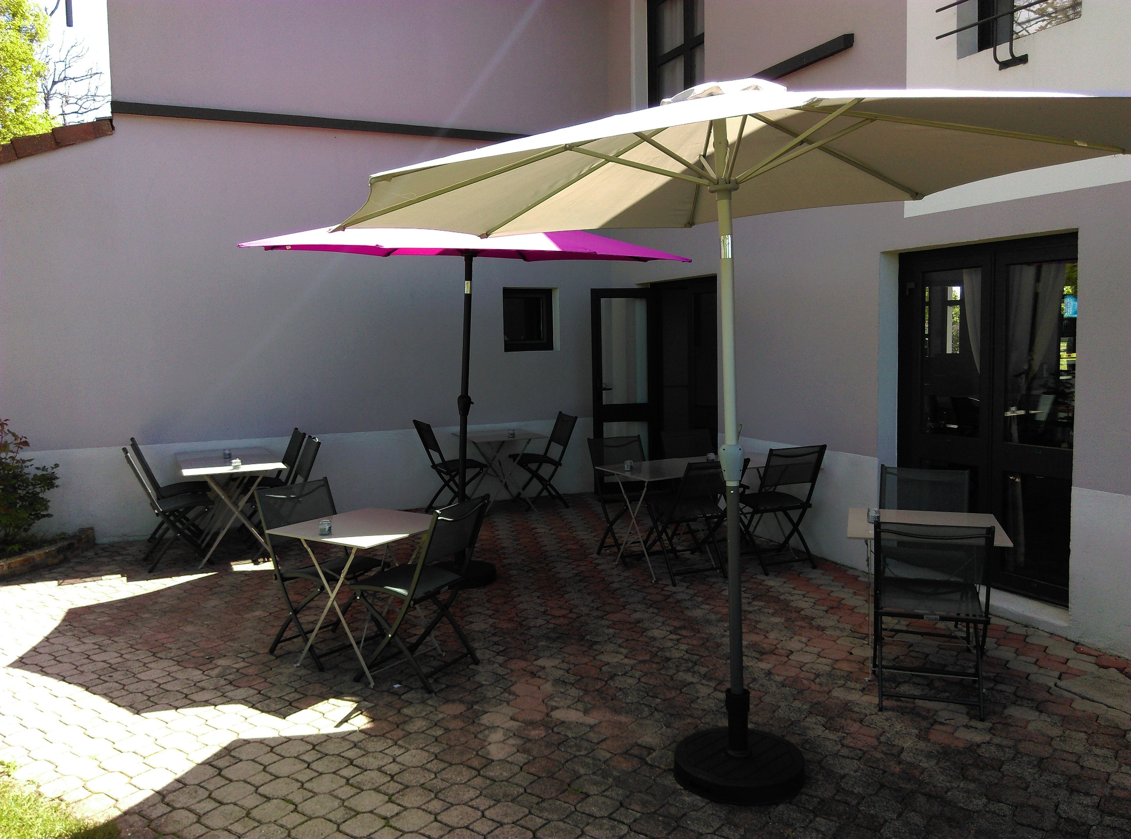 Melayani sarapan, makan siang, makan malam; sajian masakan lokal 