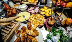 Desayuno buffet diario (EUR 9.50 por persona)