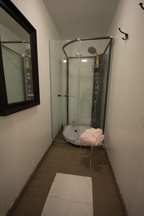 Bathroom shower - Jönköping Vandrarhem - Hostel (Jonkoping)