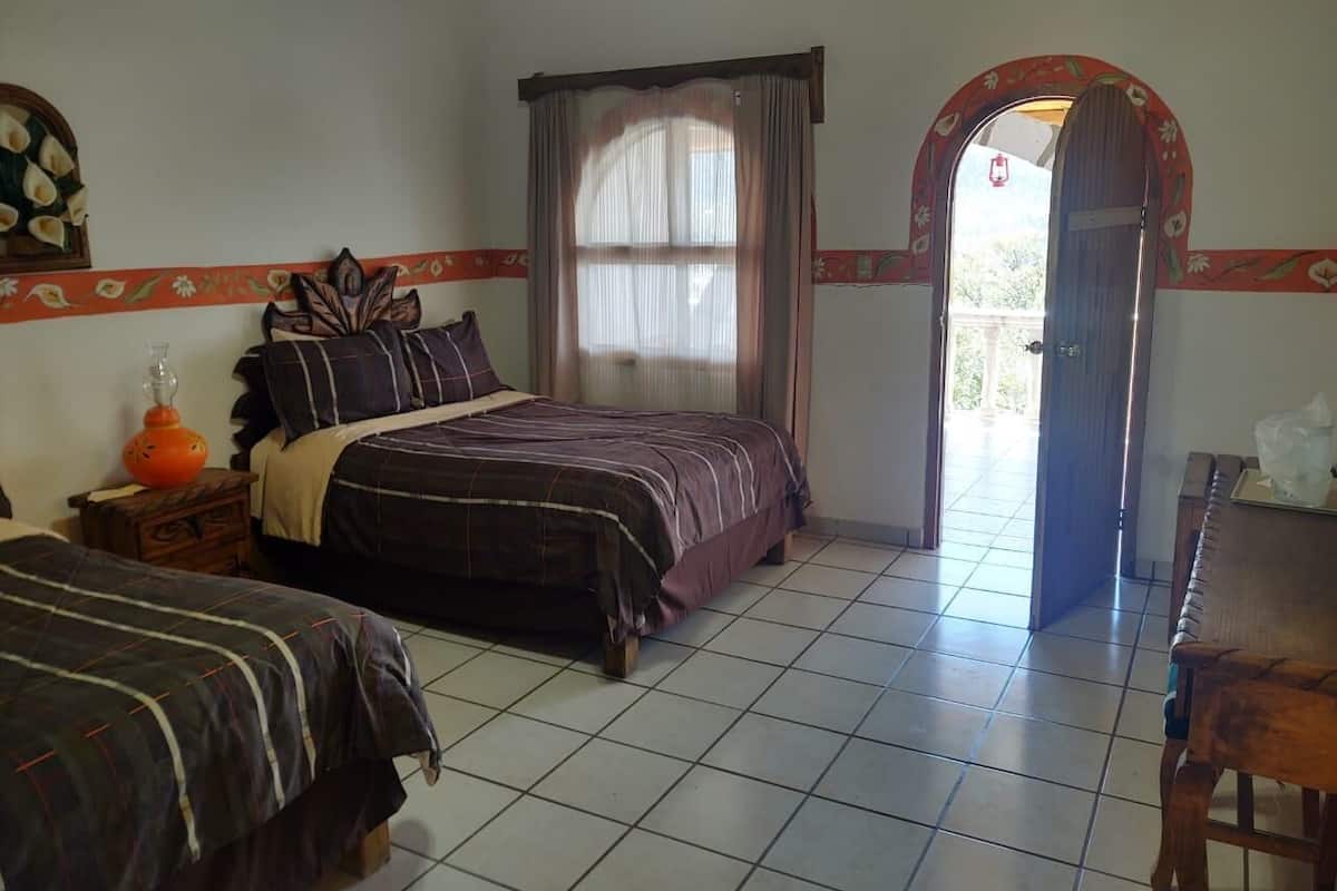 Iron/ironing board, bed sheets