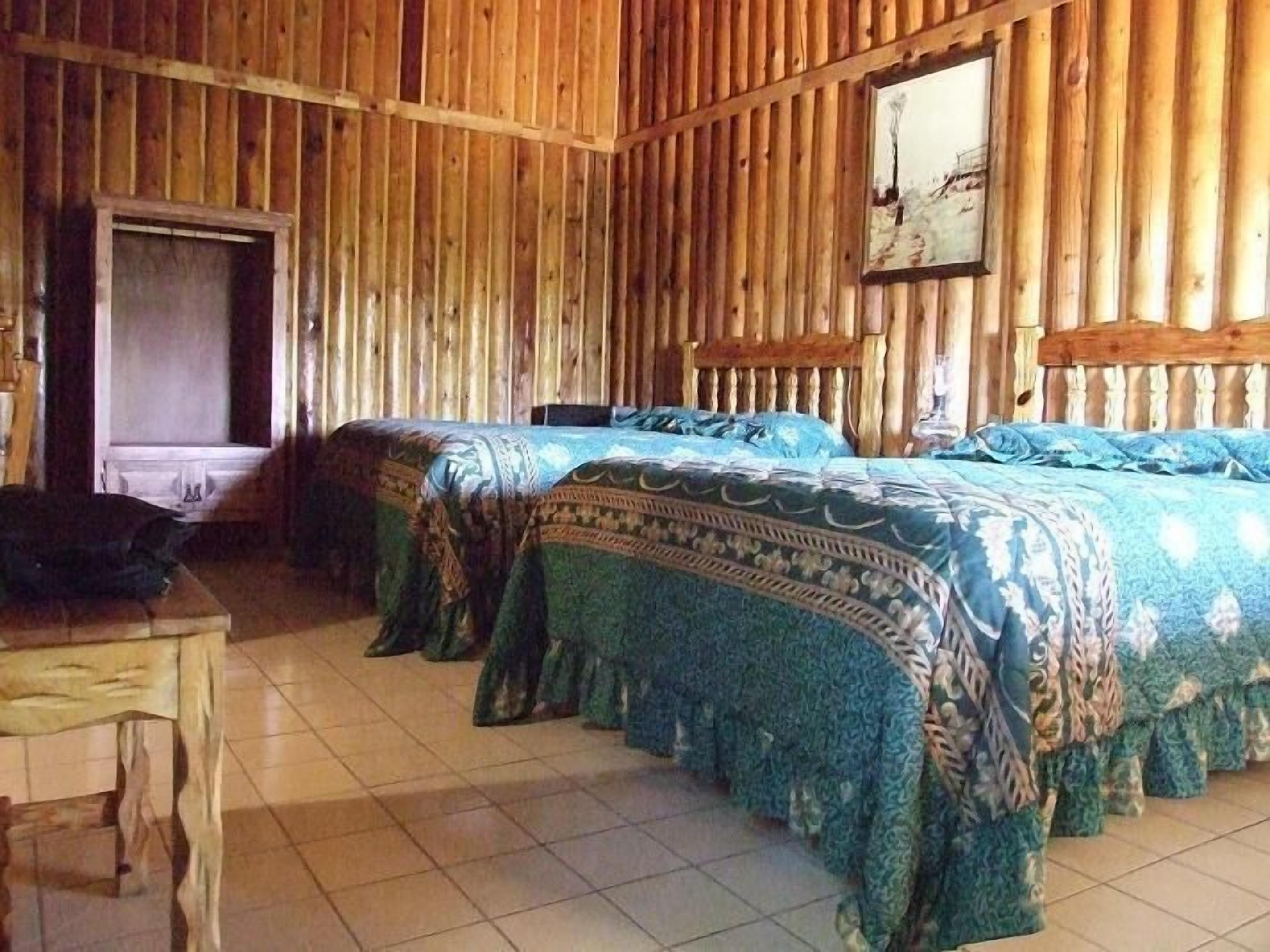 Iron/ironing board, bed sheets