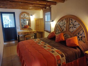 Luxury Room, 1 King Bed, Mountain View, Tower (Vista al cañon) | Iron/ironing board, bed sheets - Hotel Mansión Tarahumara (Urique)