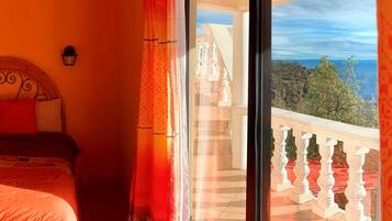 Habitación de lujo, 2 camas matrimoniales, vista a la montaña, torre (Vista al cañon) | Tabla de planchar con plancha y ropa de cama