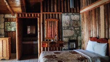 Habitación estándar, 1 cama matrimonial, vista al valle | Tabla de planchar con plancha y ropa de cama