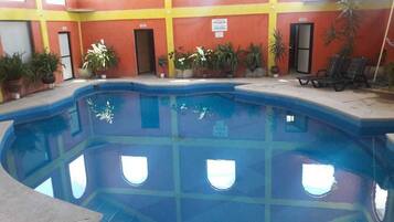 Sisäuima-allas, aurinkotuoleja