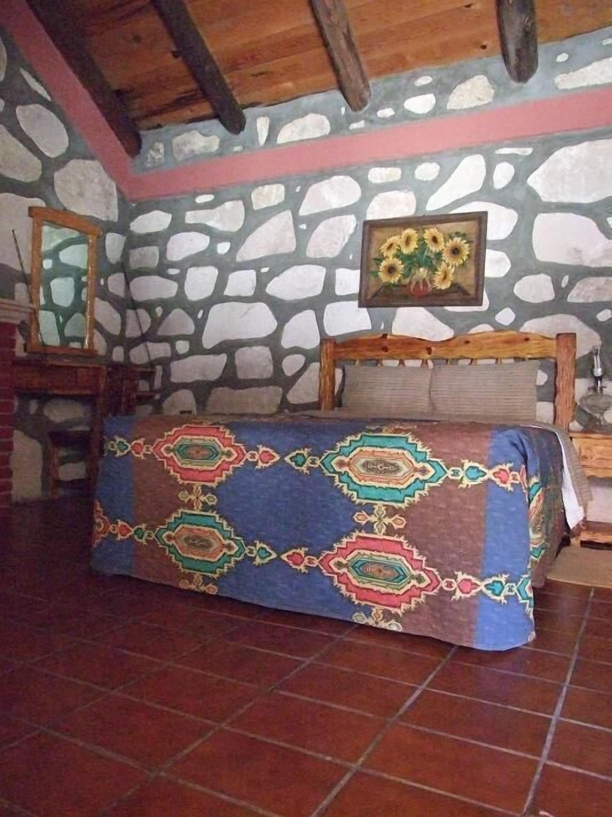 Iron/ironing board, bed sheets