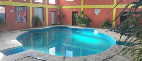 室內游泳池,提供日光浴躺椅