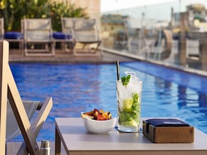 Outdoor pool, sun loungers - H10 Art Gallery (Barcelona)