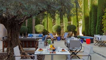 Daily cooked-to-order breakfast (EUR 23 per person)