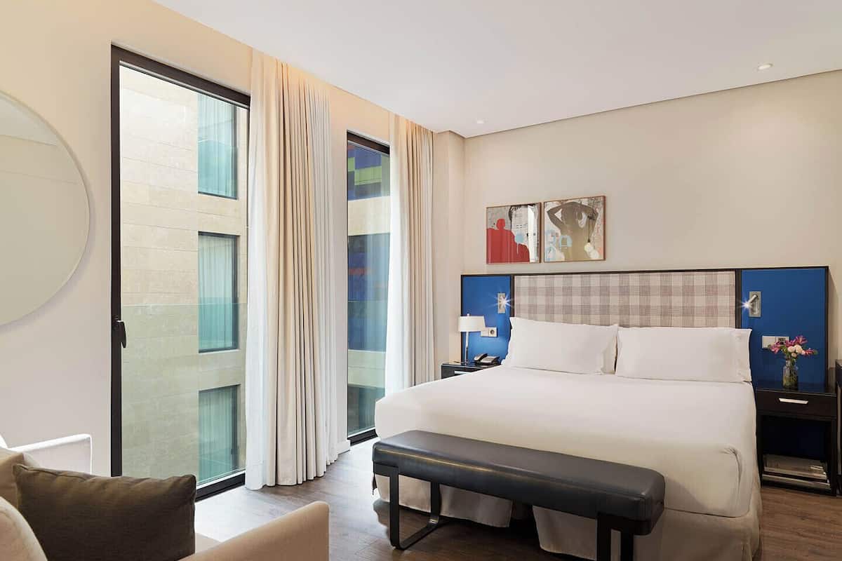 Untuvapeitot, tallelokero huoneessa, työpöytä, äänieristys