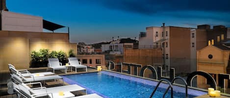 Piscine extérieure, chaises longues