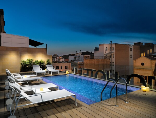 Piscina externa, espreguiçadeiras