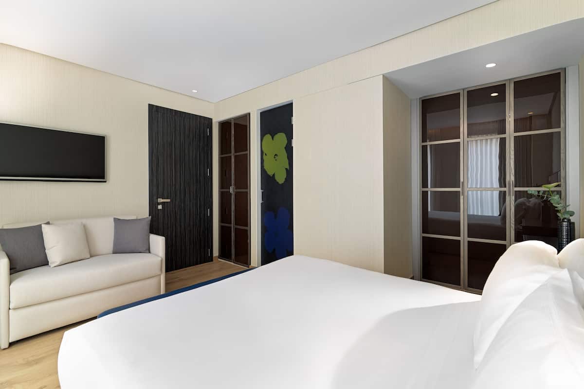 Down duvets, in-room safe, desk, soundproofing