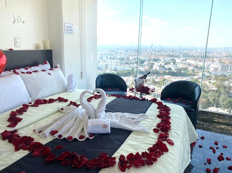 Quarto triplo luxo | Edredons de pluma, cofres nos quartos, ferros/tábuas de passar roupa. Puebla Inn Express