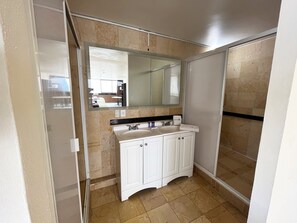 Standardværelse til 3 personer | Badeværelse | Bruser, gratis toiletartikler, hårtørrer, håndklæder