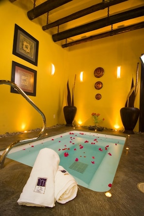 Douche, serviettes fournies, savon, shampoing