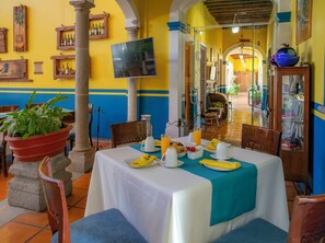 Se sirven desayunos, almuerzos, cenas y cocina mexicana 