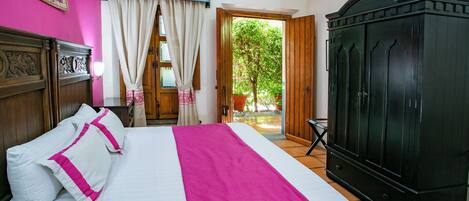 Dobbeltrom – classic | Safe på rommet, skrivebord for bærbar PC, wi-fi (inkludert) og sengetøy