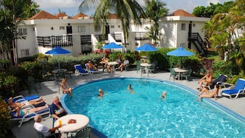 Una piscina al aire libre