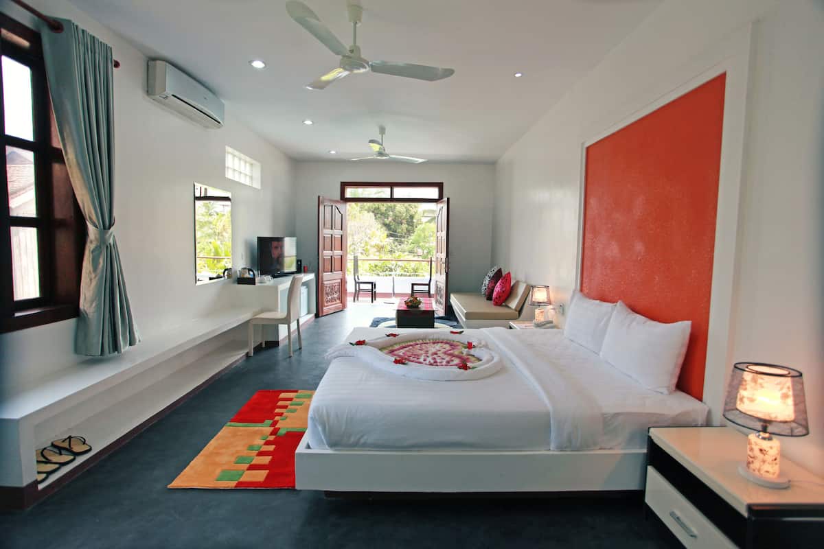 King Suite with Balcony and Pool View - Free Pick Up