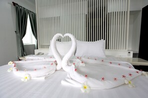 Junior Suite With Balcony and Pool View - Free Pick Up | Room amenity