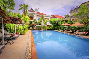 Outdoor pool, pool umbrellas, sun loungers - Rose Royal Suite (Siem Reap)