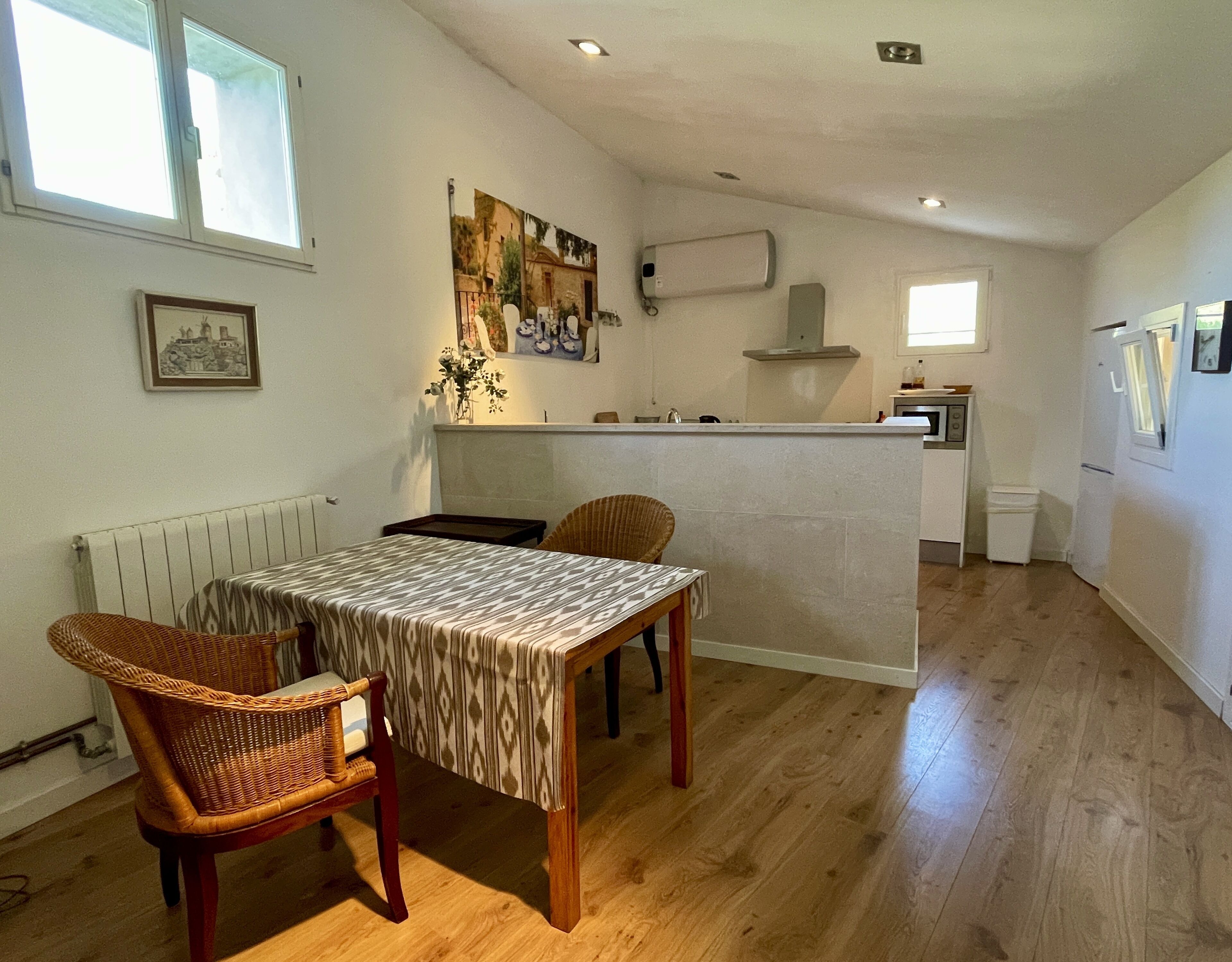 double room | private kitchen | fridge, microwave, stovetop, coffee/tea maker