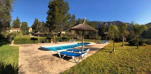 Piscine extérieure, parasols de plage, chaises longues