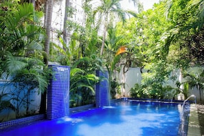 2 outdoor pools, pool umbrellas, sun loungers - La Rose Suites (Phnom Penh)