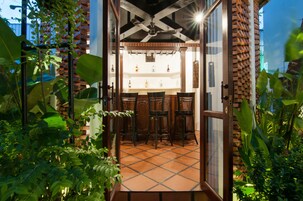 2 bars/lounges, 2 poolside bars