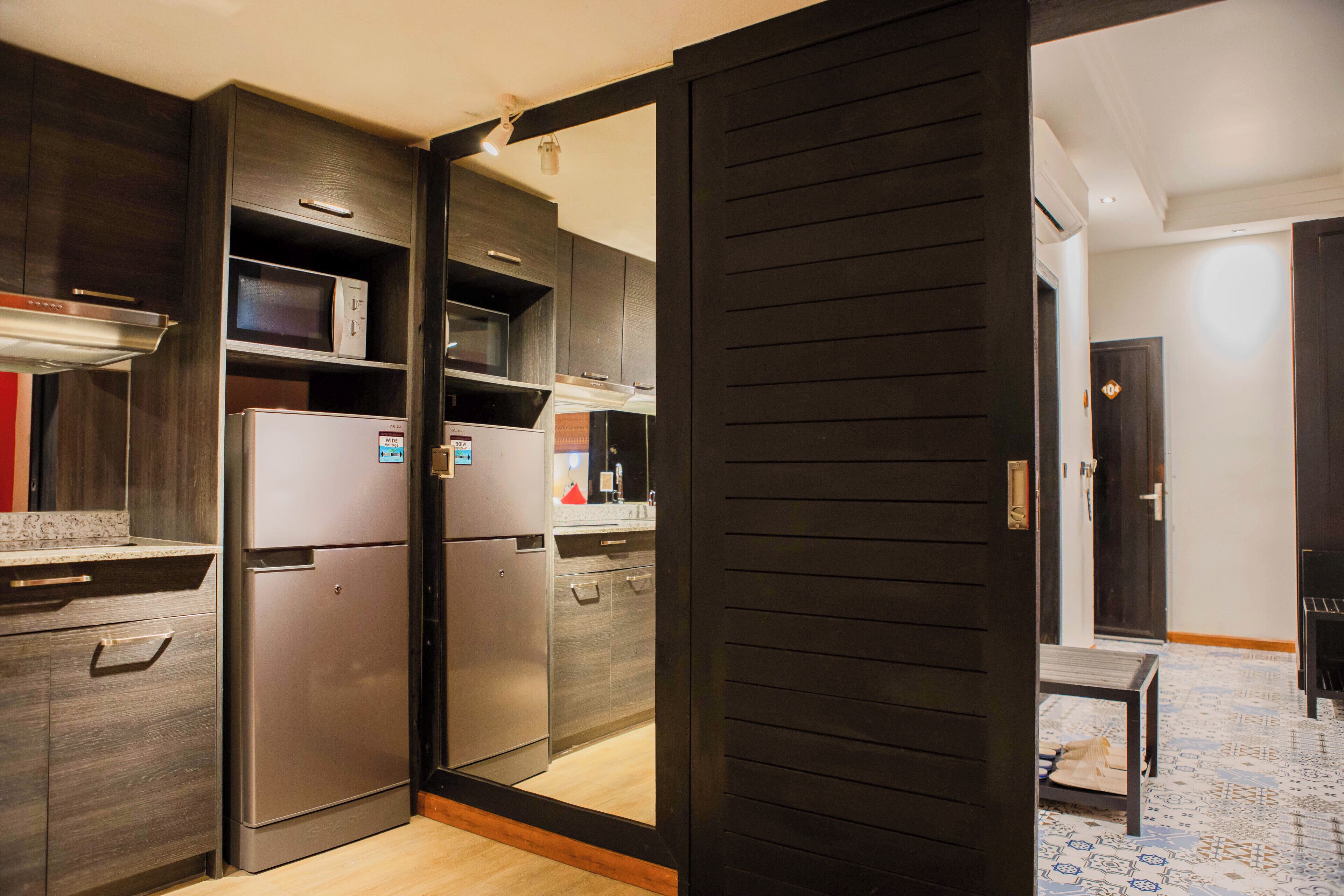 fridge, coffee/tea maker, electric kettle