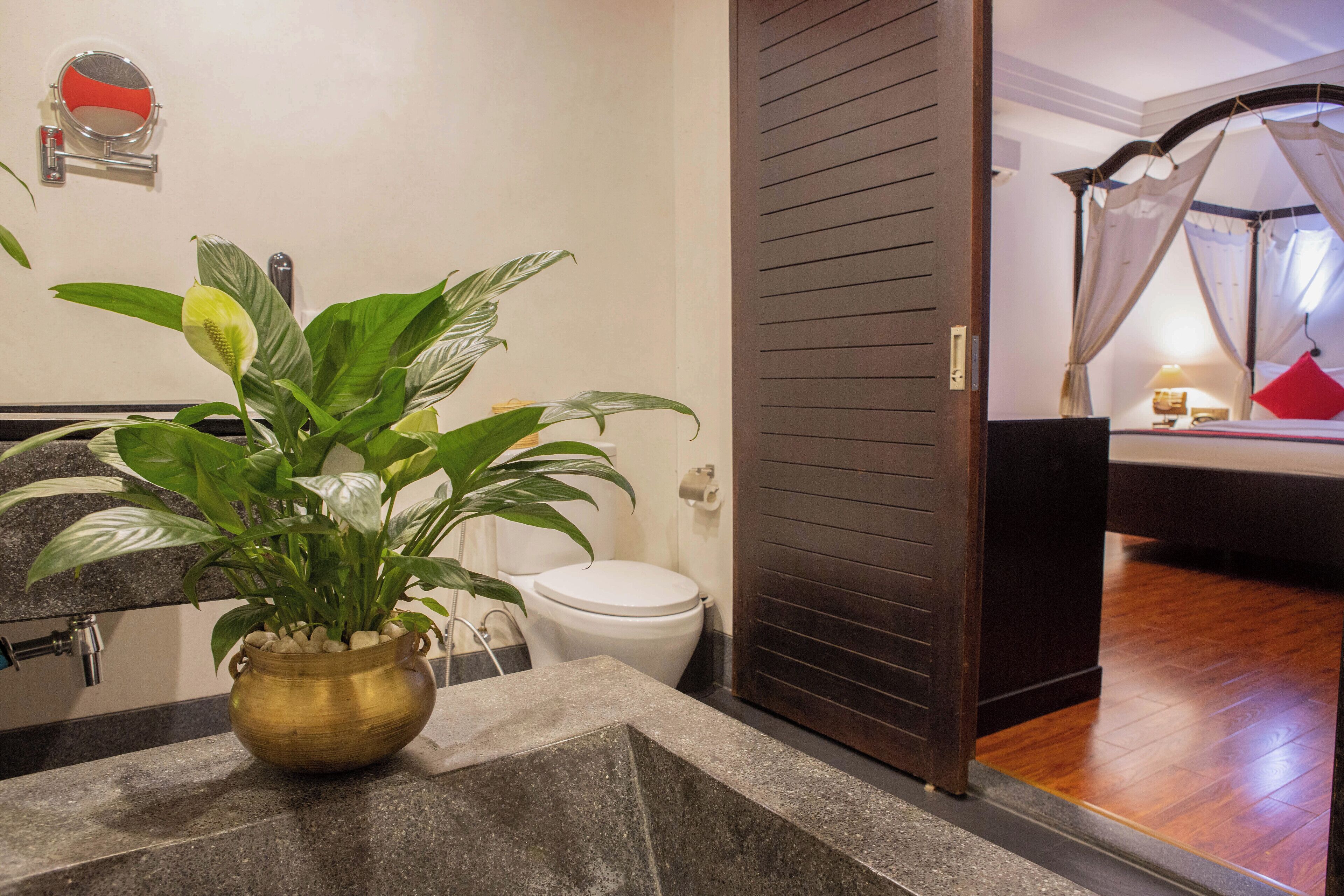 separate bathtub and shower, rainfall showerhead, free toiletries