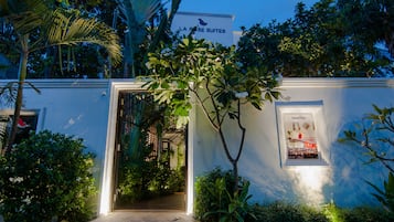 Vista frontal de la propiedad