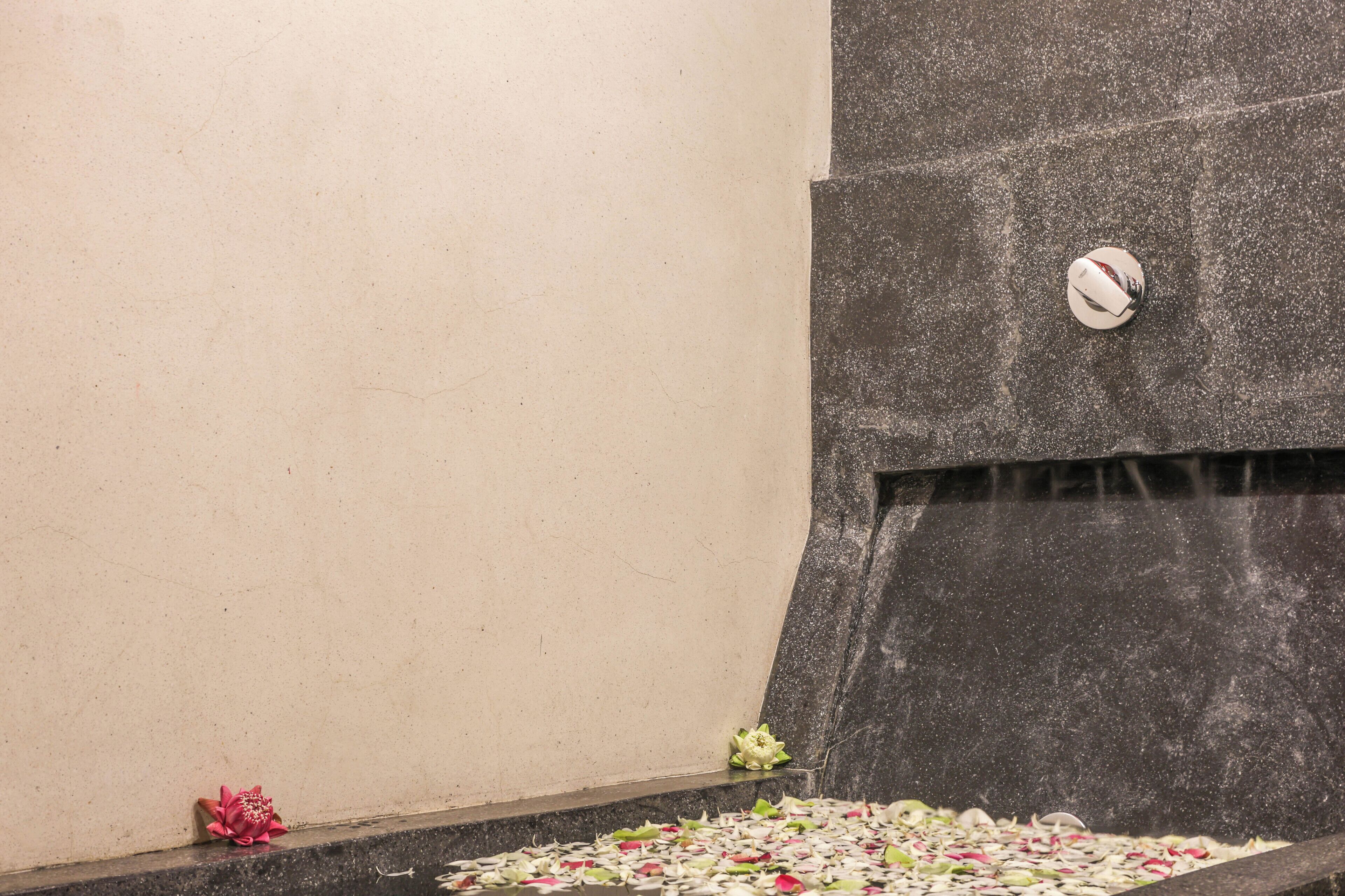 deep-soaking bathtub