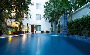 2 つの屋外プール、プール パラソル、サンラウンジャー