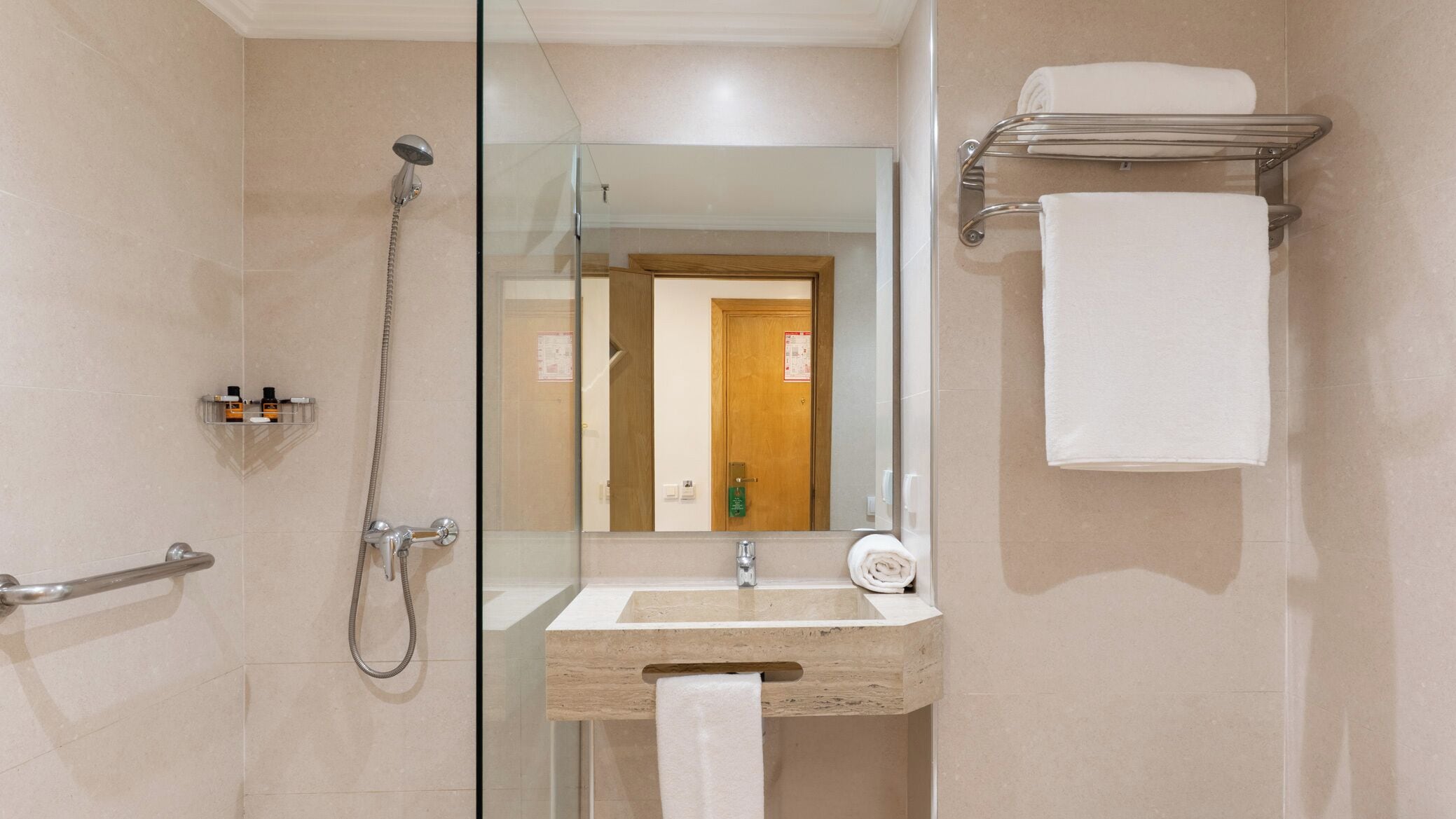 Double Room | Bathroom | Rainfall showerhead, free toiletries, hair dryer, bidet