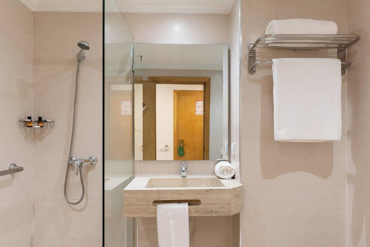 Double Room | Bathroom | Rainfall showerhead, free toiletries, hair dryer, bidet