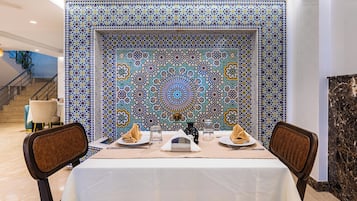 Petit déjeuner, déjeuner et dîner servis sur place