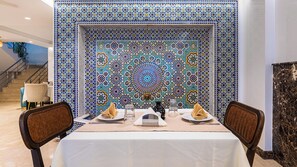 Breakfast, lunch, dinner served; international cuisine  - Alwalid Hotel (Casablanca)