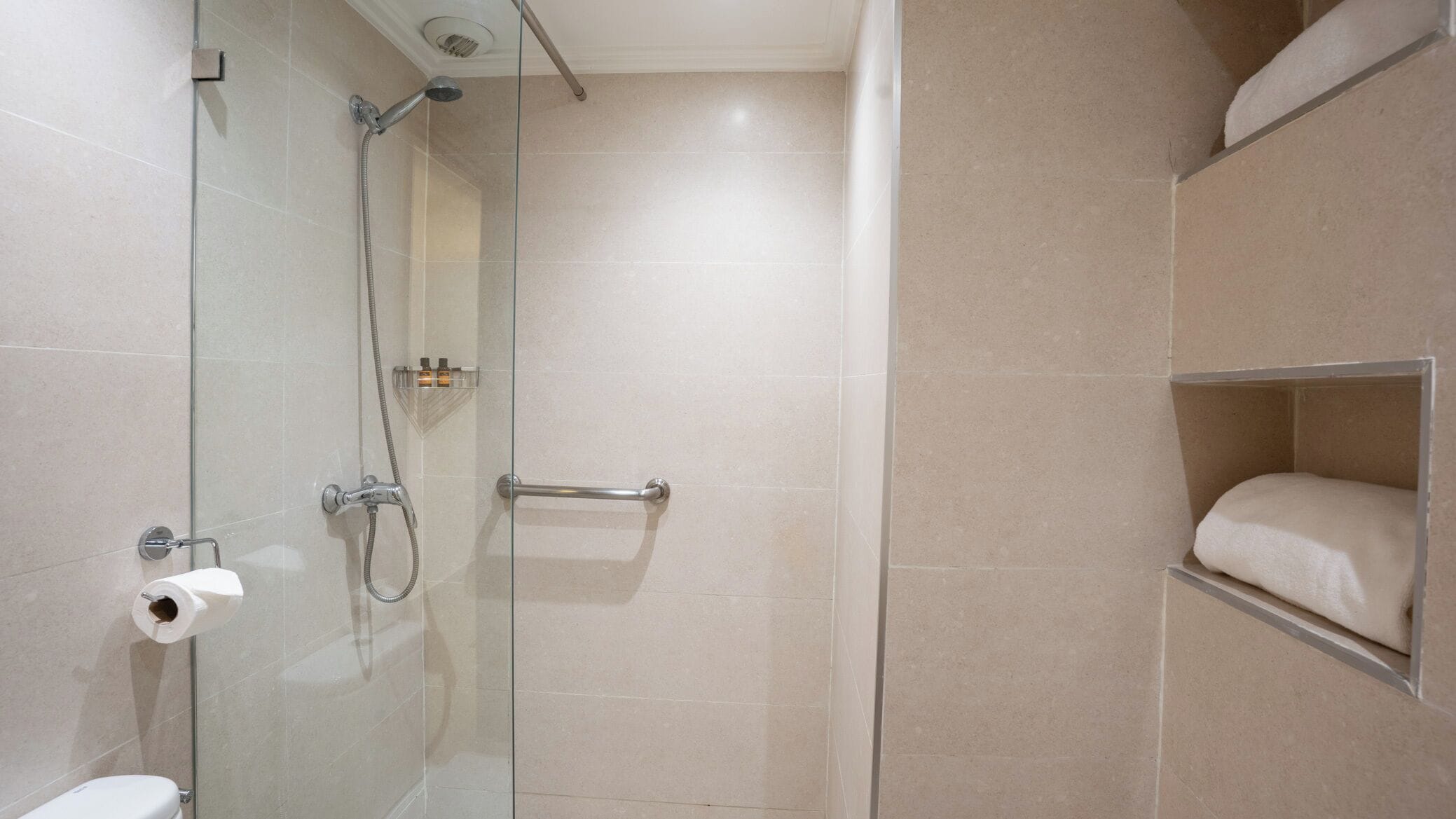 Twin Room | Bathroom | Rainfall showerhead, free toiletries, hair dryer, bidet