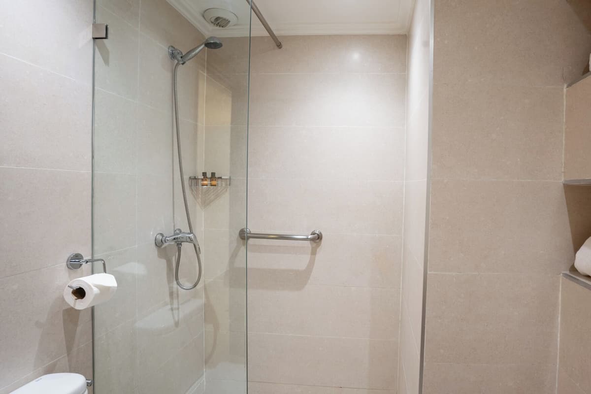 Twin Room | Bathroom | Rainfall showerhead, free toiletries, hair dryer, bidet