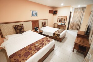 Soledad Room | Baño | Regadera, amenidades de baño de diseñador, secadora de cabello, bidet 