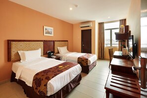 Escritorio, tabla de planchar con plancha, cunas y wifi gratis 