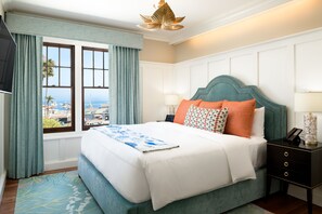 Frette Italian sheets, premium bedding, in-room safe, iron/ironing board - Hotel Atwater (Avalon)