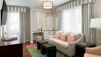 Un salon moderne avec un canapé, une table basse et un téléviseur à écran plat.