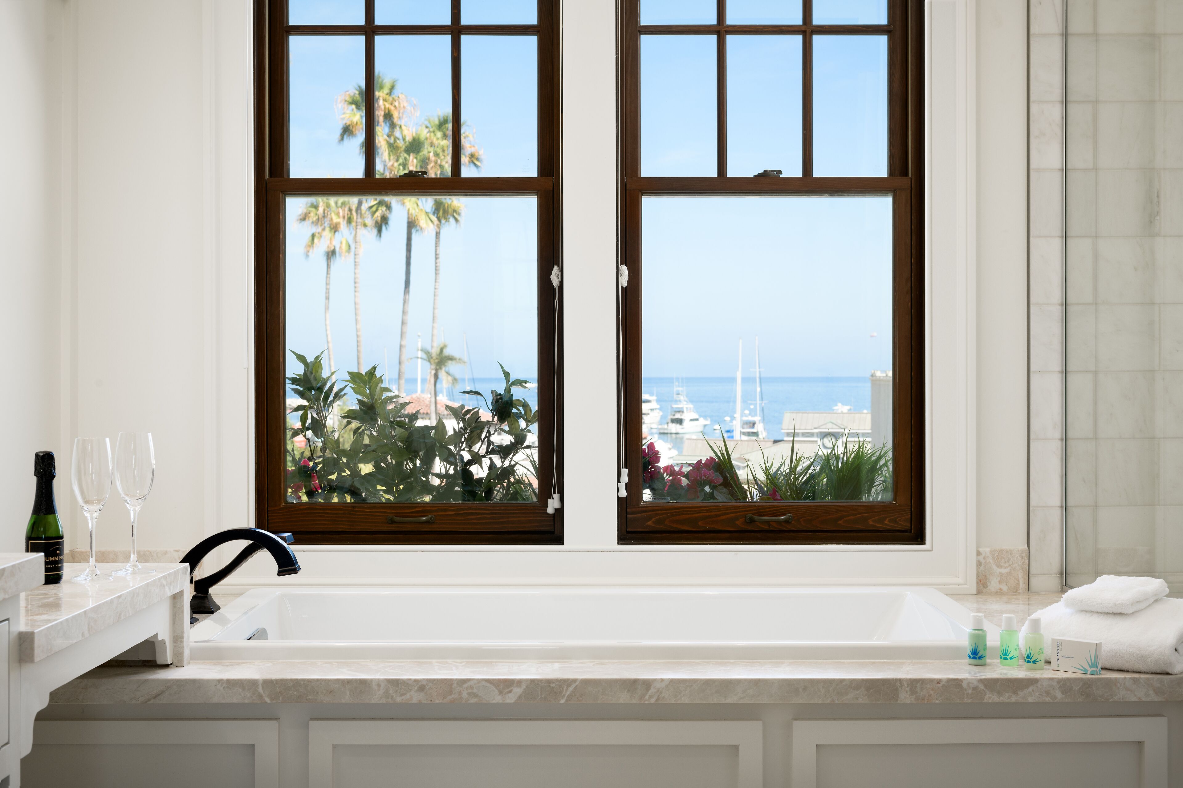 suite (phillip knight) | deep-soaking bathtub