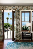 55-英寸智能电视 （配备有线频道）、电视