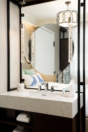 Bathroom sink - Hotel Atwater (Avalon)
