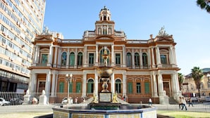 A historic building with a central fountain, featuring ornate architecture and a large clock. - Letto Hotel Porto Alegre (Porto Alegre)
